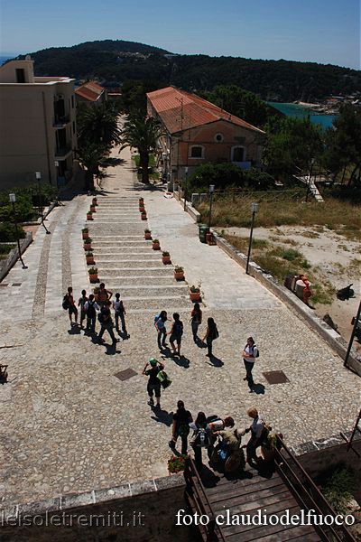 tremiti-scalinata-torrione-accesso-monastero