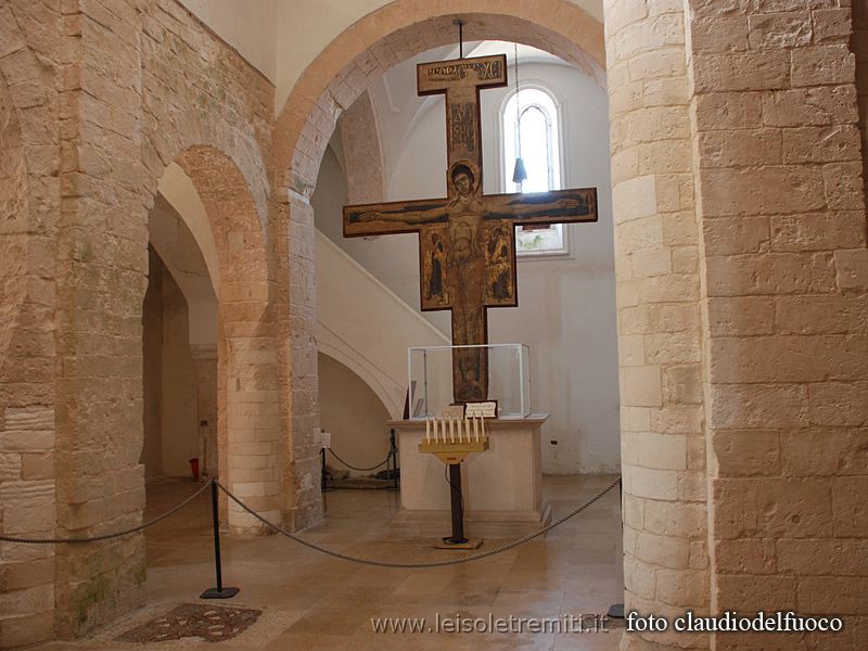 Crocifisso bifacciale nell'abbazia di San Nicola