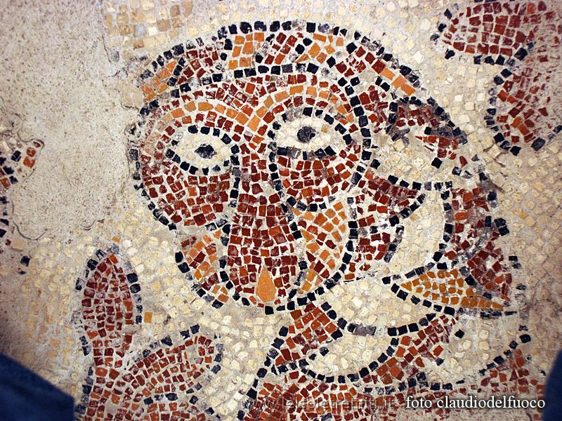 Figura del leopardo nel mosaico a pavimento nell'abbazia di san Nicola