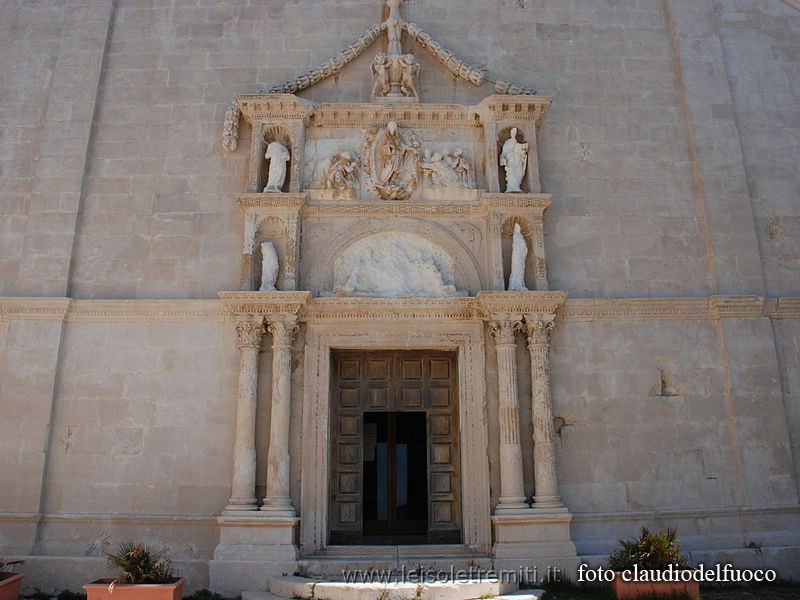 Particolare del portale dell'abbazia di San Nicola