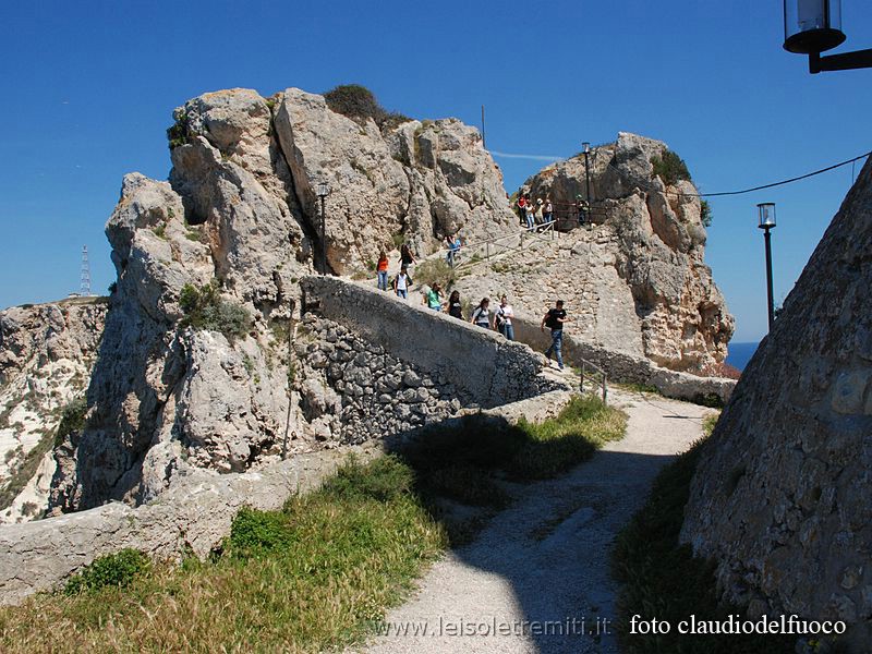 strada-accesso-abbazia-san-nicola-puglia